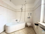 Bad mit Wanne - Großzügige 3-Zimmer-Etagenwohnung in Kelheim – Komfortabel & Gut Modernisiert